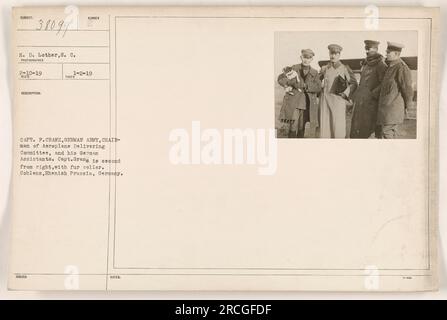 Captain F. Cranz, Vorsitzender des Flugzeugabfertigungskomitees der Deutschen Armee, und seine deutschen Assistenten in Coblenz, Rheinpreußen, Deutschland. Captain Grang ist der zweite von rechts, trägt einen Pelzkragen. Foto aufgenommen am 10. Februar 1919. Stockfoto