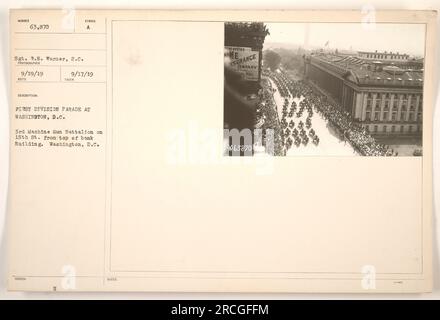 Titel: 'Mitglieder des 3. Maschinengewehrbataillons der First Division, die an einer Parade in Washington, D.C. teilnehmen, von einem Bankgebäude auf der 15. St. aus gesehen Das Foto wurde am 19. September 1919 von Sergeant P.E. aufgenommen Warner, S.C., mit einem Foto ausgestelltem Symbol A. Dieses Bild ist Teil einer Sammlung, die amerikanische Militäraktionen während des Ersten Weltkriegs darstellt. Stockfoto