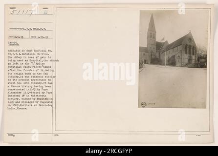 Eintritt zum Camp Hospital Nr. 55, USA Rettungsdienst. Die Abtei hinter dem Tor wird als Krankenhaus benutzt. Die Kirche auf der linken Seite ist die „L'Englise Abbatiale Saint Pieere“ aus dem 5. Jahrhundert. Sie wurde 1163 von Papst Alexandre III. Geweiht und hat eine reiche Geschichte, nachdem sie 1426 von englischen Streitkräften beschädigt und 1569 von Hugenotes geplündert wurde. Befindet sich in Ferriers-en-Gatenois, Loire, Frankreich. Stockfoto