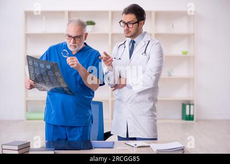Zwei Radiologen, die im Krankenhaus arbeiten Stockfoto