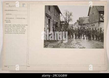 Hauptmann Earl Almon, Befehlshaber der Kompanie M, 3. Bataillon, 16. Infanterie, 1. Division, wird mit seinen Männern über angemessenes Verhalten im besetzten Gebiet von Leuterod, Deutschland, diskutiert. Das Foto wurde am 12. Januar 1919 von Sergeant Marshall S.C. mit dem Fotografen BEGD 3-29-19 aufgenommen. Stockfoto