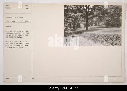 Bild eines Ortes auf dem Arlington National Cemetery, ausgewählt für das Begräbnis der Toten der 2. Division, USA Das Foto wurde 1920 von einem Fotografen des Signalkorps aufgenommen. Die Aussicht wird vom Sheridan Gate übernommen, wobei die rechte Seite als Grabstätte ausgewiesen ist. Das Foto wurde unter der Beschreibung und dem Symbol C NOTF 68697 herausgegeben. Stockfoto