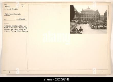 Präsident Wilson kam auf dem Weg zum Hotel de Ville in Paris an der Oper vorbei. Das Foto zeigt die Anwesenheit des Präsidenten während des Ersten Weltkriegs. Es wurde von Sergeant Grunelle, S.C. aufgenommen und ist unter Nummer 35.101 eingeteilt. Das Bild zeigt einen historischen Moment während des Besuchs von Präsident Wilson in Frankreich. Stockfoto