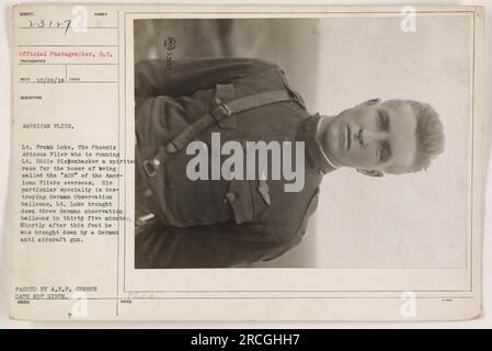 Der amerikanische Flieger LT. Frank Luke, ein Konkurrent von LT. Eddie Rickenbacker, ist bekannt für seine Fähigkeit, deutsche Beobachtungsballons zu zerstören. Auf diesem Foto, das während des Ersten Weltkriegs aufgenommen wurde, wird LT. Luke vor seinem Kampfflugzeug gesehen. Er brachte drei deutsche Beobachtungsballons in nur 35 Minuten zum Absturz, bevor er von einer deutschen Flugabwehrwaffe abgeschossen wurde. Das Foto wurde vom Zensor der amerikanischen Expeditionstruppen genehmigt, aber es wurde kein genaues Datum angegeben. Stockfoto