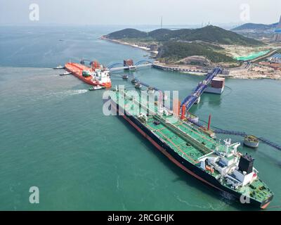 YANTAI, CHINA - 14. JULI 2023 - zwei große Öltanker entladen am 300.000-Tonnen-Rohölterminal im Hafen von Yantai, Provinz Shandong, 16. Juni 2023. O Stockfoto