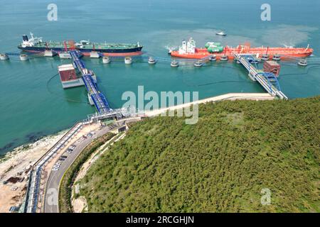 YANTAI, CHINA - 14. JULI 2023 - zwei große Öltanker entladen am 300.000-Tonnen-Rohölterminal im Hafen von Yantai, Provinz Shandong, 16. Juni 2023. O Stockfoto