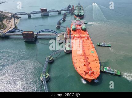 YANTAI, CHINA - 14. JULI 2023 - zwei große Öltanker entladen am 300.000-Tonnen-Rohölterminal im Hafen von Yantai, Provinz Shandong, 16. Juni 2023. O Stockfoto