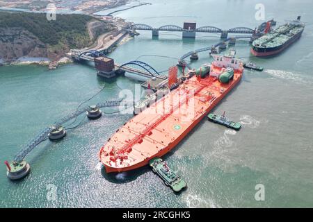 YANTAI, CHINA - 14. JULI 2023 - zwei große Öltanker entladen am 300.000-Tonnen-Rohölterminal im Hafen von Yantai, Provinz Shandong, 16. Juni 2023. O Stockfoto