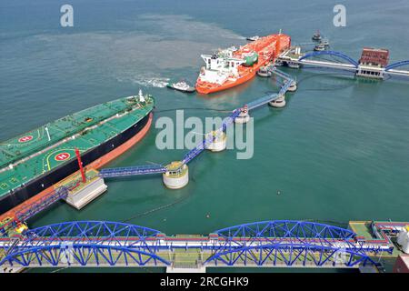 YANTAI, CHINA - 14. JULI 2023 - zwei große Öltanker entladen am 300.000-Tonnen-Rohölterminal im Hafen von Yantai, Provinz Shandong, 16. Juni 2023. O Stockfoto