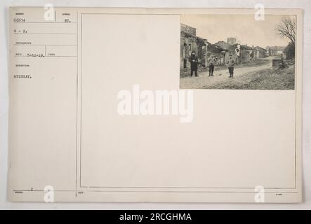 Amerikanische Soldaten, die während des Ersten Weltkriegs militärische Aktivitäten in Muzeray führten. Das Foto, das am 12. Mai 1919 von einem unbekannten Fotografen der 66674 G-2-Einheit aufgenommen wurde, zeigt den Tatort in Muzeray. Das Foto wurde unter dem Zeichen C ausgestellt, das die Einstufung der Fotografie als vertraulich durch die Europäische Union angibt. Stockfoto