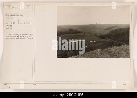 Blick auf die Ruinen von Tronsol FME und das umliegende Gelände 1 1/2 km nordwestlich von Eclisfontaine in Maas, Frankreich. Dieses Foto wurde am 17. Februar 1919 von Staff Sergeant Seabrook, einem Fotografen aus South Carolina, aufgenommen. Sie erhielt die Nummer B am 8. April 1919. Beschreibung: Das Bild zeigt die verwüsteten Überreste des Tronsol-Gebiets und der Landschaft nach dem Ersten Weltkrieg und erfasst die durch den Konflikt verursachten Zerstörungen. Das Foto ist Teil der offiziellen Aufzeichnungen und trägt die Referenznummer 3765-59. Stockfoto