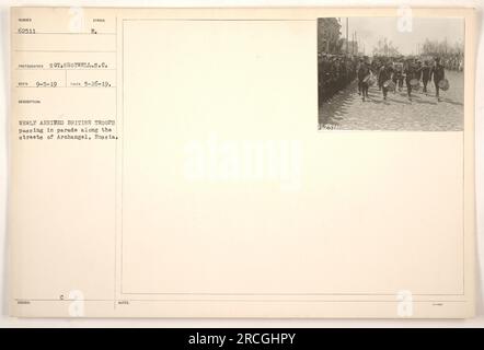 Das Foto zeigt britische Truppen, die durch die Straßen von Erchangel in Russland stolzieren. Dieses Bild wurde am 26. Mai 1919 von Sergeant Shotwell aufgenommen. Die Titelnummer ist 62511. Die Beschreibung zeigt an, dass das Foto den Schauplatz der neu angekommenen britischen Truppen während des Ersten Weltkriegs einfängt. Stockfoto