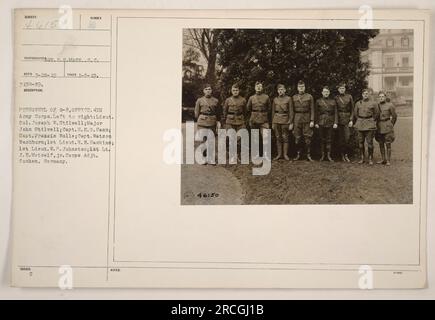 Mitarbeiter der G-2, Büro, 4. Armeekorps posieren für ein Foto am 8. Januar 1919 in Cochem, Deutschland. Die abgebildeten Personen umfassen Lieut. Oberst Joseph W. Stilwell, Major John Stilwell, Hauptmann H.E.O. Sann, Hauptmann Francis Wolle, Hauptmann Watson Washburn, 1. Lieut. H.B. Haskins, 1. Lieut. W.P. Johnston und 1. Leutnant J.B. Metcalf Jr. Stockfoto