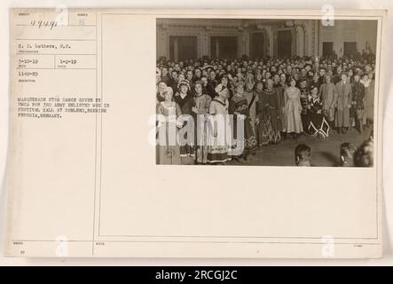 Der vom YMCA organisierte Maskenball für Soldaten der 3. Armee in der Festhalle in Coblenz, Rheinpreußen, Deutschland. Das Foto wurde von H. D. Lothers aufgenommen, am 3-10-19, mit der Referenznummer 49491. Dieses Bild wurde am 1-2-19 herausgegeben und spiegelt die lebhafte Atmosphäre der Veranstaltung wider. Stockfoto