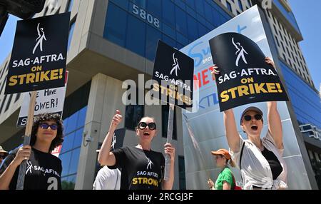 Los Angeles, Usa. 14. Juli 2023. Mitglieder der SAG-AFTRA streiken und streiken am Freitag, den 14. Juli 2023, vor dem Netflix-Hauptquartier auf dem Sunset Boulevard in Los Angeles, Kalifornien. Foto: Chris Chew/UPI Credit: UPI/Alamy Live News Stockfoto