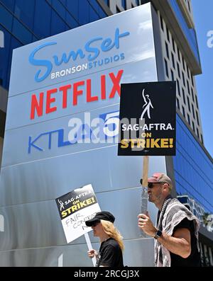 Los Angeles, Usa. 14. Juli 2023. Mitglieder der SAG-AFTRA streiken und streiken am Freitag, den 14. Juli 2023, vor dem Netflix-Hauptquartier auf dem Sunset Boulevard in Los Angeles, Kalifornien. Foto: Chris Chew/UPI Credit: UPI/Alamy Live News Stockfoto