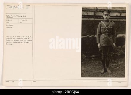 1. LT. W.G. Phillips wird am 4. Januar 1919 in Andernach, Deutschland, zusammen mit Sgt. P. Buettner, dem Fotografen, gesehen. Lieutenant Phillips ist der auszahlende Offizier und Assistent der 3. Division der Besatzungsarmee. Das Foto wurde unter der Beschreibungsnummer 3006-N9 herausgegeben. Stockfoto