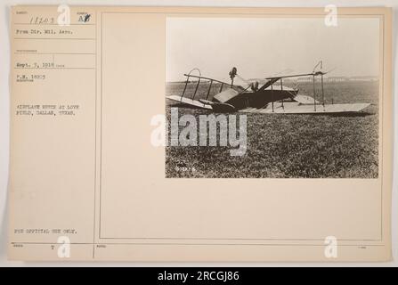 Dieses Foto zeigt das Wrack eines Flugzeugs im Love Field in Dallas, Texas. Das Bild stammt aus der Sammlung des Direktors der Militärluftfahrt und wurde am 3. September 1918 aufgenommen. Das Foto ist nur für den offiziellen Gebrauch bestimmt. Stockfoto