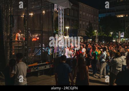 Kaiserslautern, Deutschland. 14. Juli 2023. Ein großes Publikum beobachtet die Live-Aufführung der simbabwischen Musikband Mokoomba am Schillerplatz. Dreitägige Theater- und Musikaufführungen von 200 internationalen Künstlern im Stadtzentrum von Kaiserslautern. Kredit: Gustav Zygmund/Alamy News Stockfoto