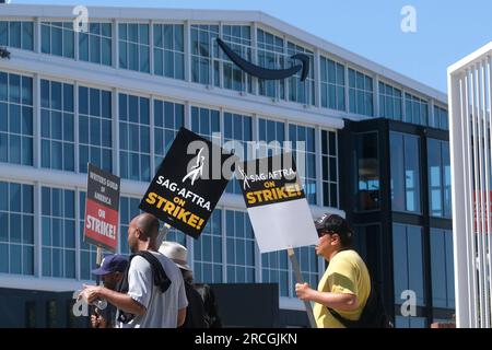 Los Angeles, Usa. 14. Juli 2023. Vor den Culver Studios in Culver City gibt es markante Schriftsteller und Schauspieler. Am Donnerstag stimmte der Gewerkschaftsrat einstimmig für die Erteilung eines Streikbefehls. Der Streikbefehl trat am Donnerstag um Mitternacht in Kraft, und ab Freitagmorgen schloss sich SAG-AFTRA den Streikposten mit der Schriftstellergilde von Amerika an, die in der 11. Woche ihres eigenen Streiks gegen die Alliance of Motion Picture and Television Producers steht. (Foto: Ringo Chiu/SOPA Images/Sipa USA) Guthaben: SIPA USA/Alamy Live News Stockfoto