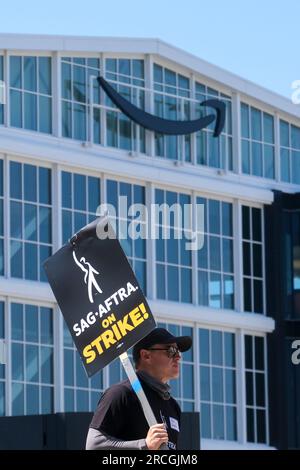 Los Angeles, Usa. 14. Juli 2023. Vor den Culver Studios in Culver City ist ein eindrucksvoller Schriftsteller mit einem Streifenwagen unterwegs. Am Donnerstag stimmte der Gewerkschaftsrat einstimmig für die Erteilung eines Streikbefehls. Der Streikbefehl trat am Donnerstag um Mitternacht in Kraft, und ab Freitagmorgen schloss sich SAG-AFTRA den Streikposten mit der Schriftstellergilde von Amerika an, die in der 11. Woche ihres eigenen Streiks gegen die Alliance of Motion Picture and Television Producers steht. (Foto: Ringo Chiu/SOPA Images/Sipa USA) Guthaben: SIPA USA/Alamy Live News Stockfoto