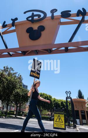 Los Angeles, Usa. 14. Juli 2023. Markante Schauspieler gehen mit Streikposten vor dem Studio der Walt Disney Company in Burbank. Am Donnerstag stimmte der Gewerkschaftsrat einstimmig für die Erteilung eines Streikbefehls. Der Streikbefehl trat am Donnerstag um Mitternacht in Kraft, und ab Freitagmorgen schloss sich SAG-AFTRA den Streikposten mit der Schriftstellergilde von Amerika an, die in der 11. Woche ihres eigenen Streiks gegen die Alliance of Motion Picture and Television Producers steht. (Foto: Ringo Chiu/SOPA Images/Sipa USA) Guthaben: SIPA USA/Alamy Live News Stockfoto