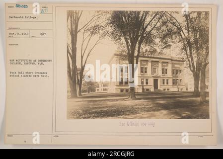 Die Tuck Hall am Dartmouth College diente während des Ersten Weltkriegs als Veranstaltungsort für Lehrgänge der Ordnance School. Dieses Foto wurde am 5. März 1919 aufgenommen und zeigt die Kriegsaktivitäten, die am Dartmouth College in Hannover, N.H., durchgeführt wurden Das Bild ist Teil der Sammlung, die amerikanische Militäraktionen während dieser Zeit dokumentiert. Stockfoto