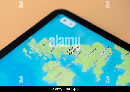 New York, USA - 5. Juli 2023: Land des Vereinigten Königreichs auf der Weltkarte Nahaufnahme auf dem ipad-Bildschirm Stockfoto