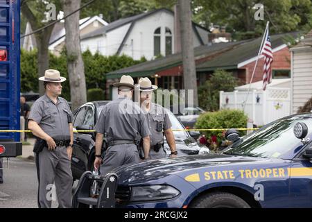 New York, USA. 14. Juli 2023 MASSAPEQUA PARK, NEW YORK - JULI 14: Strafverfolgungsbeamte werden dabei gesehen, das Haus eines Verdächtigen zu untersuchen, der in den ungelösten Gilgo Beach Morden am 14. Juli 2023 in Massapequa Park, New York, verhaftet wurde. Ein Verdächtiger der Gilgo Beach Morde wurde in dem ungelösten Fall verhaftet, der mit mindestens 10 menschlichen Überresten verbunden ist, die seit 2010 in Long Island entdeckt wurden. Der Verdächtige Rex Heuermann wird nach seiner Verhaftung am Donnerstagabend angeklagt. Eine Grand Jury hat Heurmann wegen sechsfachen Mordes angeklagt. Kredit: Storms Media Group/Alamy Live News Stockfoto