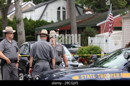 New York, USA. 14. Juli 2023 MASSAPEQUA PARK, NEW YORK - JULI 14: Strafverfolgungsbeamte werden dabei gesehen, das Haus eines Verdächtigen zu untersuchen, der in den ungelösten Gilgo Beach Morden am 14. Juli 2023 in Massapequa Park, New York, verhaftet wurde. Ein Verdächtiger der Gilgo Beach Morde wurde in dem ungelösten Fall verhaftet, der mit mindestens 10 menschlichen Überresten verbunden ist, die seit 2010 in Long Island entdeckt wurden. Der Verdächtige Rex Heuermann wird nach seiner Verhaftung am Donnerstagabend angeklagt. Eine Grand Jury hat Heurmann wegen sechsfachen Mordes angeklagt. Kredit: Storms Media Group/Alamy Live News Stockfoto