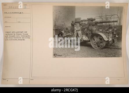 Amerikanische Soldaten untersuchen eine gefangene deutsche Flugabwehrwaffe in Audenarde, Belgien. Die Waffe wurde von französischen Truppen nach Subdenarde gebracht. Das Foto wurde von Sot gemacht. J.T. Seabrook, ein Fotograf aus South Carolina mit Ausweisnummer 39455. C Hinweise: 39455. Stockfoto