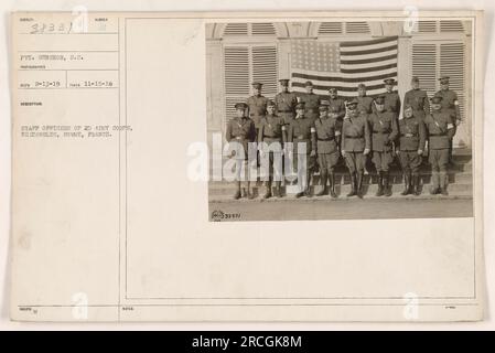 Dieses Bild zeigt eine Gruppe von Offizieren des 2. Armeekorps in Bertangles, Somme, Frankreich während des Ersten Weltkriegs. Das Foto wurde am 15. November 1918 von Private Gunshor vom US-Militär aufgenommen. Stockfoto