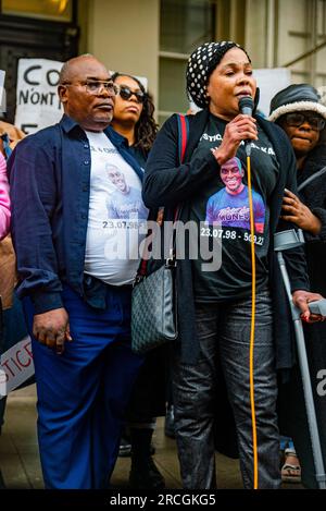 London, Vereinigtes Königreich - Juli 14. 2023 Chris Kabas Mutter in einem Vigil für Nahel Merzouk vor der französischen Botschaft. Stockfoto