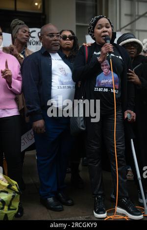 London, Vereinigtes Königreich - Juli 14. 2023 Chris Kabas Mutter in einem Vigil für Nahel Merzouk vor der französischen Botschaft. Stockfoto