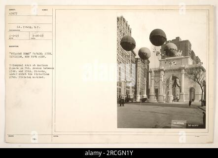 Das Bild zeigt die „Welcome Home“-Parade der 27. Division in New York City während des Ersten Weltkriegs. Das Foto zeigt einen Triumphbogen auf der 5. Avenue, zwischen der 23. Und 25. Straße, unter dem die siegreiche Division marschierte. Das Foto wurde am 1. April 1919 aufgenommen und die offizielle Beschreibung wurde am 26. März 1919 herausgegeben. Stockfoto