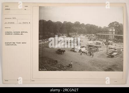 Dieses Schwarz-Weiß-Foto zeigt den Bau eines Senfgaswerks am Edgewood Arsenal in Maryland. Das Bild wurde am 27. Juni 1918 aufgenommen und zeigt Arbeiter und Maschinen, die am Bauprozess beteiligt sind. Das Foto ist mit einem vom Chemical Warfare Service herausgegebenen Symbol gekennzeichnet. Stockfoto