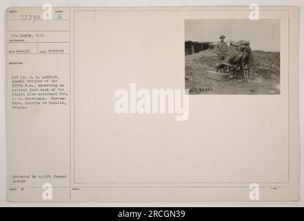1. LT. R. M. Monulty, ein Zahnchirurg des 309. Bundesstaatsanwalts, wird gesehen, wie er einen Patienten direkt hinter der Front operiert. Sein Assistent, Pvt. J. J. Cleveland, ist ebenfalls auf dem Foto zu sehen. Dieses Bild wurde am 22. September 1918 in Fey-en-Haye, Meurthe et Moselle, Frankreich, aufgenommen. Stockfoto