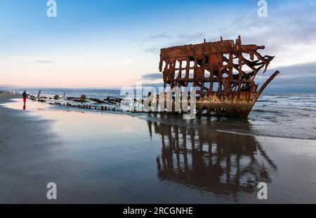 Das Schiffswrack von Peter Iredale ist bei Ebbe an der Pazifikküste zu sehen Stockfoto