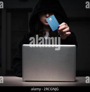 Die weiblichen Hacker hacking Security Firewall spät im Büro Stockfoto