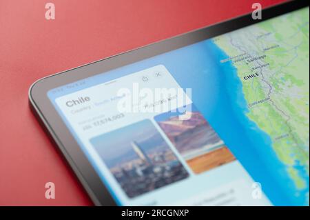 New York, USA - 6. Juli 2023: Kontur des chilenischen Landes auf der Weltkarte mit Informationen über Popularität und Region in der Apple ipad Makroansicht Stockfoto