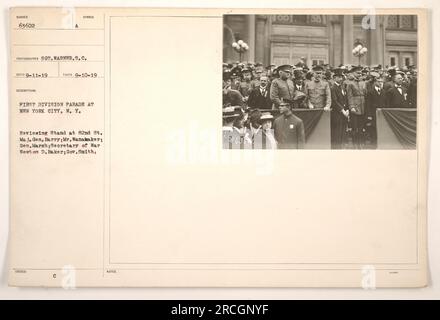 Bildunterschrift: "Parade der ersten Division in New York City, New York, am 10. September 1919. Die Parade fand mit Major General Barry, Mr. Wanamaker, General Marsh, Secretary of war Newton D. Baker und der Regierung statt. Schmidt ist am Rezensionsstand in der 82. St.' anwesend. Stockfoto