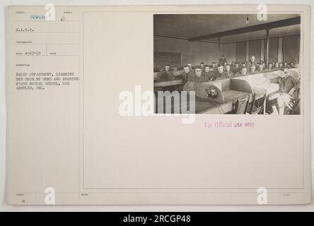 Soldaten des Radio Department der State Normal School in Los Angeles, Kalifornien, lernen Morsecode, um Nachrichten zu senden und zu empfangen. Auf diesem Foto, das am 27. April 1919 aufgenommen wurde, sehen Sie die Schulungsteilnehmer in ihrem Klassenzimmer, die sich auf ihre Rolle bei den Kriegsbemühungen vorbereiten. Stockfoto