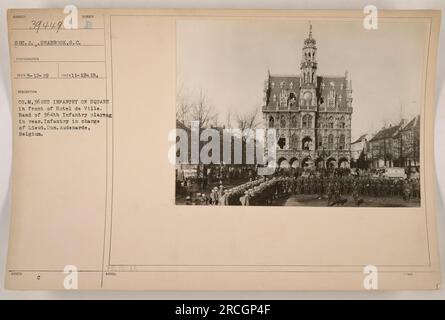 Soldat J. Seabrook aus South Carolina machte dieses Foto, Nummer 39449, am 12. März 1919. Das Bild zeigt Co.M, 361. Infanterie, stationiert auf einem Platz vor dem Hotel de Ville. Auf der Rückseite kann man das Band der 364. Infanterie beim Spielen sehen. Leutnant Dun hatte das Sagen. Der Standort ist Audenarde, Belgien. Das Foto wurde am 18. November 1918 aufgenommen. Stockfoto