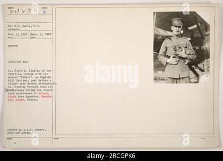 Leutnant Field E. Kindley aus Coffeyville, Kansas posiert mit seinem englischen Bull Terrier Maskottchen "Forker" vor einem Flug über deutsche Festungen. Lieutenant Kindley, ein amerikanisches Ass, hat sechs feindliche Flugzeuge erfolgreich abgeschossen, während eines kürzlichen Schubs südöstlich von Amiens. Dieses Foto wurde am 9. September 1918 in Remaisnil, Somme, Frankreich, aufgenommen. Es wurde mit den Noten 24231 herausgegeben und vom A.E.F.-Zensor verabschiedet. Stockfoto