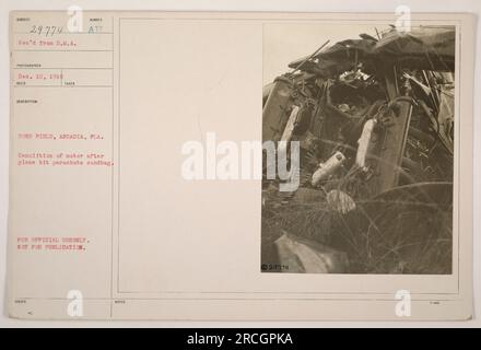 Das Bild zeigt den Abriss eines Motors, nachdem ein Flugzeug einen Fallschirmsandsack im Dorr Field in Arcadia, Florida, getroffen hat. Dieses Foto wurde am 10. Dezember 1918 aufgenommen und ist mit „nur zur offiziellen Verwendung“ und „nicht zur Veröffentlichung“ gekennzeichnet. Stockfoto