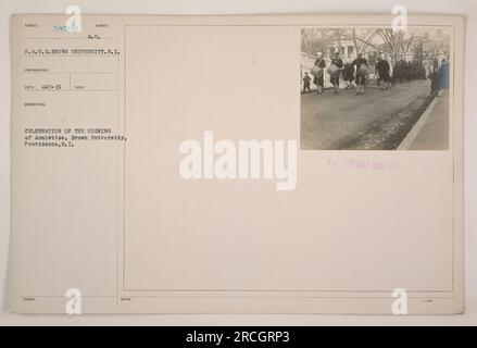 Soldaten und Studenten feiern die Unterzeichnung des Waffenstillstands an der Brown University in Providence, Rhode Island. Das Foto, aufgenommen von S.A.T.C. Der Fotograf der Brown University 58799 zeigt die freudige Atmosphäre, während sich Individuen zusammenfinden, um dem Ende des Ersten Weltkriegs zu gedenken. Stockfoto