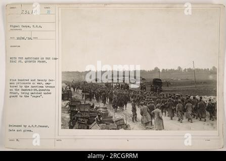 Dieses Schwarz-Weiß-Foto zeigt 920 deutsche Kriegsgefangene, die von amerikanischen Truppen auf der Cambrai-St. gefangen genommen wurden Quentin Front, unter Bewachung zu den Käfigen marschiert. Das Foto wurde vom Signalkorps in den USA aufgenommen und von A.E.F. Censor veröffentlicht. Das genaue Datum des Fotos ist unbekannt. Stockfoto