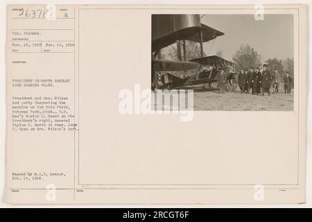 Präsident und Mrs. Wilson und ihre Gruppe inspizieren ein Handley Page Bombenflugzeug auf dem Polo-Feld in Potomac Park, Washington D.C. Sekretär Newton D. Baker steht rechts vom Präsidenten, während General Peyton C. March hinten zu sehen ist. John D. Ryan ist links von Mrs. Wilson. Foto aufgenommen am 14. November 1918. Stockfoto