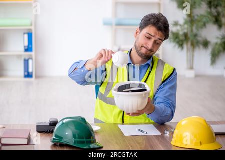 Junger Architekt, der in der Pause Kaffee trinkt Stockfoto