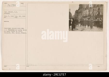 Präsident Wilson, in Begleitung von General J.J. Pershing und ihre Gefolgschaft, bereiten Sie sich auf das Hotel de Ville in Chaumont, Ete vor. Marne, Frankreich. Das Foto wurde am 5. Februar 1919 während des Ersten Weltkriegs aufgenommen und der Fotograf war Sergeant Abbott. Es ist die Bildnummer 36792 in der Sammlung. Stockfoto